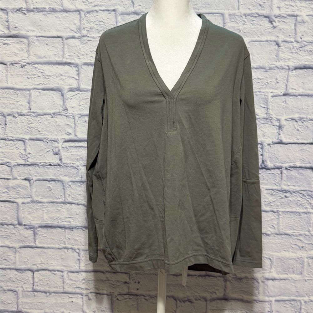 Lululemon Back In Action V-Neck Long-Sleeve Shirt
Grey Sage